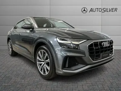 Usata Audi Q8 340 CV (250 kW) 2021 Grigio / metallizzato SUV