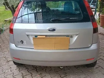 Usata Ford Fiesta 75 CV (55 kW) 2005 Grigio Utilitaria
