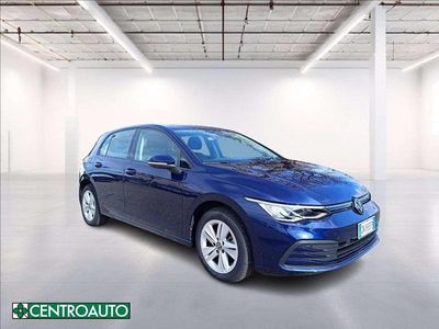 Usata VW Golf VIII Life 131 CV (96 kW) 2023 Blu metallizzato Berlina