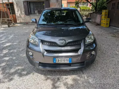 Usata Toyota Urban Cruiser 99 CV (72 kW) 2010 Grigio Utilitaria