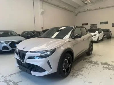 Nuova Alfa Romeo GT Junior Edizione Speciale 136 CV (100 kW) 2026 Beige pastello SUV