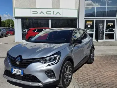 Usata Renault Captur Techno 101 CV (74 kW) 2023 Grigio chiaro SUV