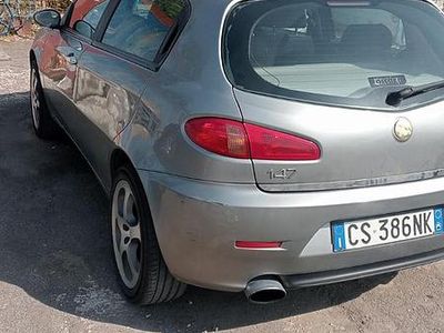 Begagnad Alfa Romeo 147 116 HK (85 kW) 2005 Grå Halvkombi