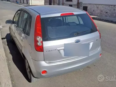 Usata Ford Fiesta 68 CV (50 kW) 2007 Grigio Utilitaria