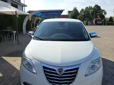 Gebraucht Lancia Ypsilon 85 PS (62 kW) 2013 Weiß Kleinwagen