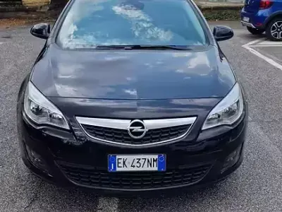Usata Opel Astra Cosmo 140 CV (102 kW) 2011 Nero Berlina