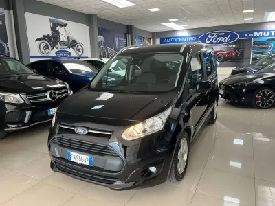 Usata Ford Tourneo Titanium 120 CV (88 kW) 2018 Absolute black Furgone