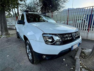 Bianco Usata 2014 Dacia Duster Lauréate SUV | 6600 € (Buon prezzo)