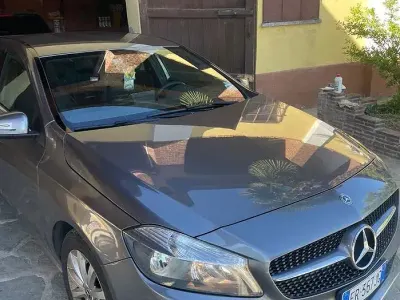 Usado Mercedes A160 Business 90 CV (66 kW) 2018 Gris Berlina