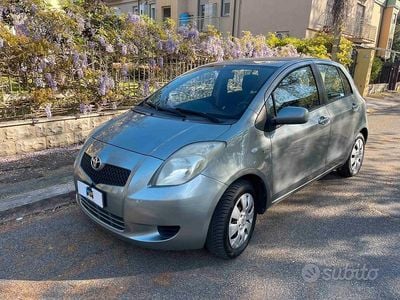 Usata Toyota Yaris Sol 90 CV (66 kW) 2007 Grigio Utilitaria