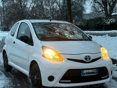 Usata Toyota Aygo 68 CV (50 kW) 2012 Bianco Utilitaria
