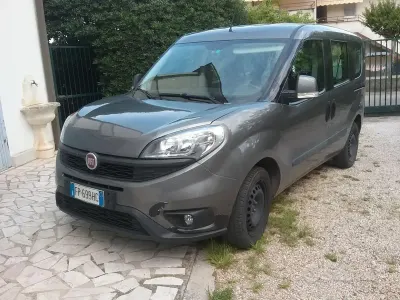 Usata Fiat Doblò 105 CV (77 kW) 2018 Grigio Monovolume