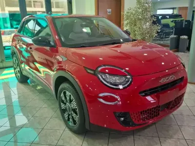 Nuova Fiat 600 Icon 136 CV (100 kW) 2026 Rosso SUV