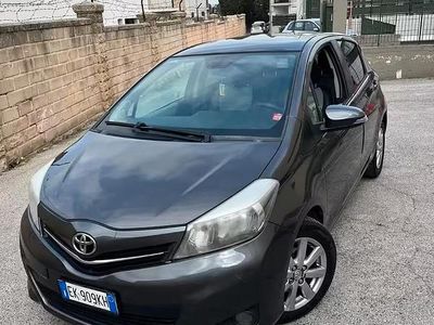 Usata Toyota Yaris 90 CV (66 kW) 2011 Grigio Utilitaria