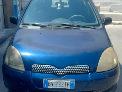 Usata Toyota Yaris 68 CV (50 kW) 2001 Blu Berlina