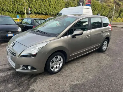 Usado Peugeot 5008 111 HP (81 kW) 2011 Bege Monovolume