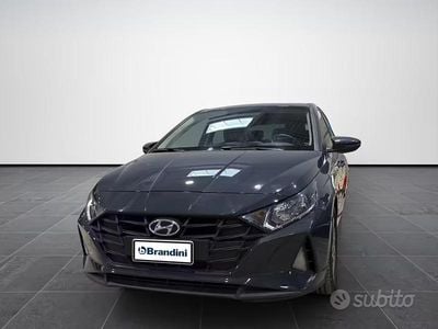 Usata Hyundai i20 84 CV (61 kW) 2023 Grigio scuro met, Utilitaria