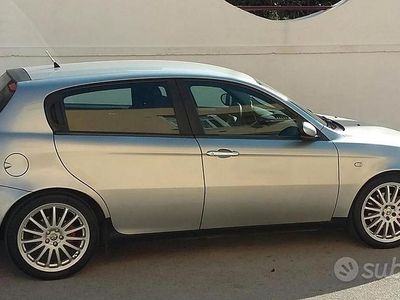Usata Alfa Romeo 147 115 CV (84 kW) 2003 Grigio Utilitaria