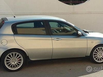 Usata Alfa Romeo 147 116 CV (85 kW) 2003 Grigio Utilitaria
