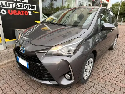 Usata Toyota Yaris Hybrid Cool 73 CV (53 kW) 2018 Grigio Berlina