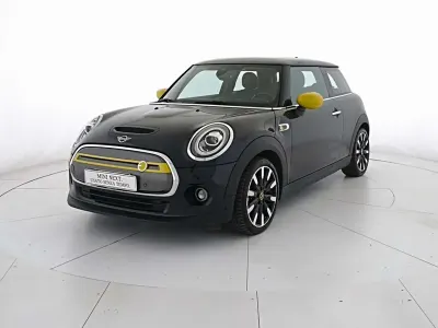 Usata Mini Cooper SE 135 kW (184 CV) 2021 Enigmatic black mini yours Utilitaria