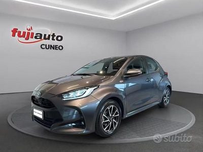 Begagnad Toyota Yaris Hybrid Trend 116 HK (85 kW) 2022 Grå Halvkombi