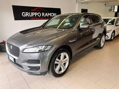 Begagnad Jaguar F-Pace Portfolio 179 HK (131 kW) 2019 Grå SUV