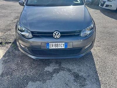 Usado VW Polo Highline 90 CV (66 kW) 2013 Gris Utilitario