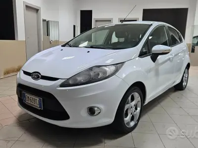 Usado Ford Fiesta Titanium 70 HP (51 kW) 2012 Branco Sedan