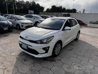 Usado Kia Rio Urban 82 HP (60 kW) 2021 Branco Sedan