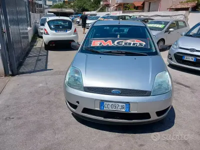 Usata Ford Fiesta 68 CV (50 kW) 2002 Grigio Utilitaria