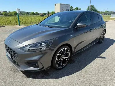Usata Ford Focus 125 CV (91 kW) 2019 Grigio Berlina