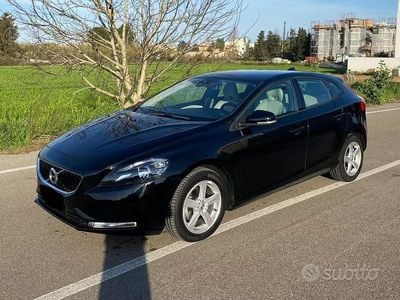 Usata Volvo V40 Plus 120 CV (88 kW) 2018 Nero Berlina