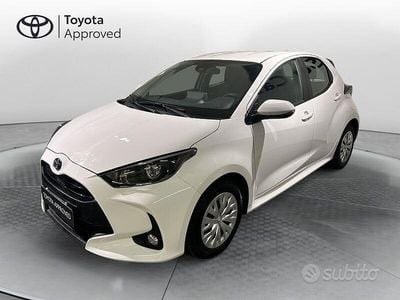 Grigio Usata 2022 Toyota Yaris Hybrid Active Berlina | 17.900 € (Buon prezzo)