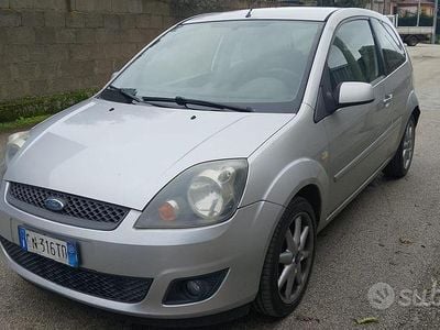 Usata Ford Fiesta 68 CV (50 kW) 2006 Grigio Berlina