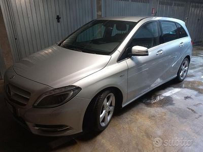 Usata Mercedes B180 122 CV (89 kW) 2012 Grigio Utilitaria