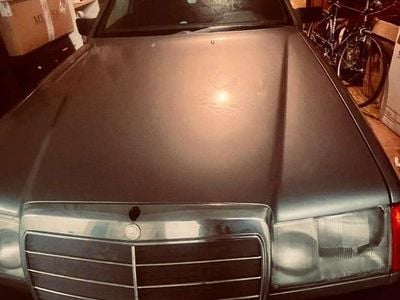 Begagnad Mercedes E200 122 HK (89 kW) 1989 Grå Sedan