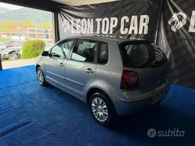 Usado VW Polo Comfortline 70 CV (51 kW) 2008 Gris Utilitario