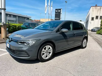 Usado VW Golf VIII Style 131 CV (96 kW) 2022 Gris Berlina