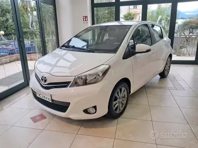 Usata Toyota Yaris Lounge 99 CV (72 kW) 2014 Bianco Utilitaria