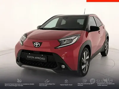 Usata Toyota Aygo X Lounge 72 CV (52 kW) 2022 Chili red & black met SUV