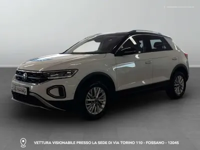 Usata VW T-Roc Life 110 CV (80 kW) 2023 0q bianco puro SUV