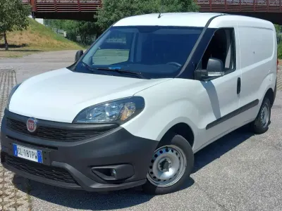 Usata Fiat Doblò 105 CV (77 kW) 2022 Bianco Monovolume