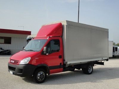 usata Iveco 35.12 DailyHPi con centine e telone e porte posteriori