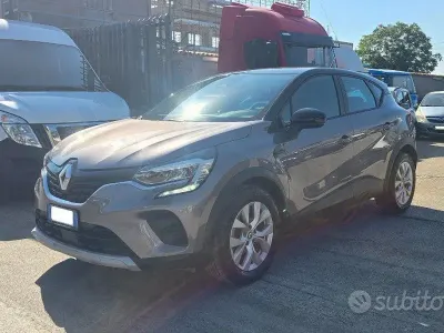 Usata Renault Captur Business 101 CV (74 kW) 2022 Grigio SUV