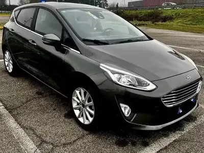 Usata Ford Fiesta Titanium 86 CV (63 kW) 2020 Grigio Utilitaria