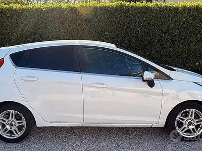 Usata Ford Fiesta 75 CV (55 kW) 2015 Bianco Utilitaria