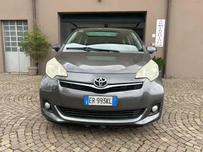 Gebraucht Toyota Verso-S Active 99 PS (72 kW) 2013 Grau Van / Kleinbus