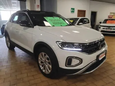 Usata VW T-Roc Life 110 CV (80 kW) 2024 Pure white/nero / pastello SUV