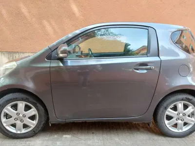 Usata Toyota iQ Sol 68 CV (50 kW) 2011 Grigio Utilitaria